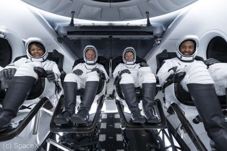 Doi astronauţi saudiţi, între care o femeie, urmează să ajungă pe Staţia Spaţială Internaţională