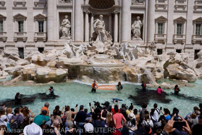 Activiştii pentru climă au ÎNNEGRIT apa din Fontana di Trevi