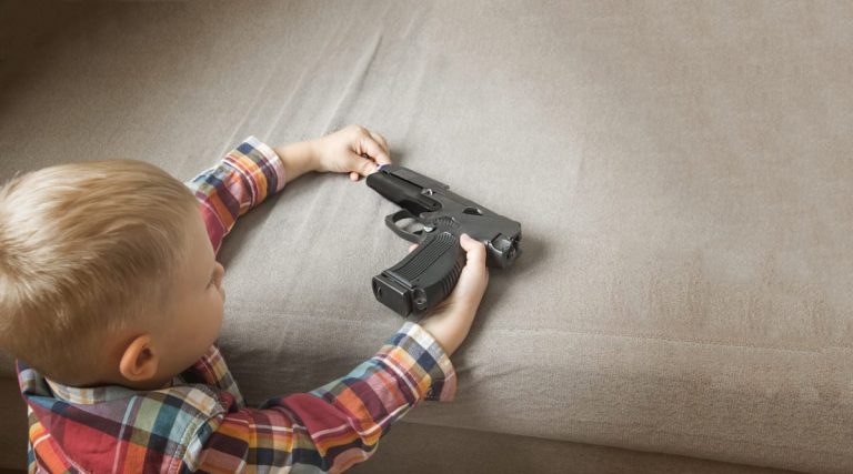 Un copil de 3 ani a împușcat din greșeală un bărbat căutat pentru crimă