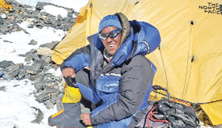 Şerpaşul nepalez Pasang Dawa a urcat pentru a 27-a oară pe Everest