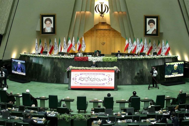 Iranul le interzice politicienilor cu dublă cetăţenie să devină parlamentari