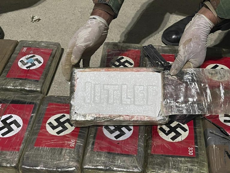 Captură a 58 de kilograme de cocaină ambalată în pachete inscripţionate cu steagul nazist