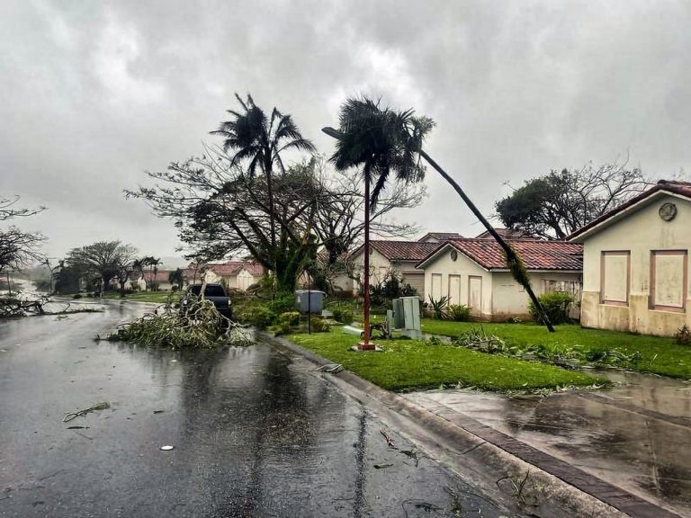 Taifunul Mawar aduce vânturi violente şi ploi torenţiale în Okinawa