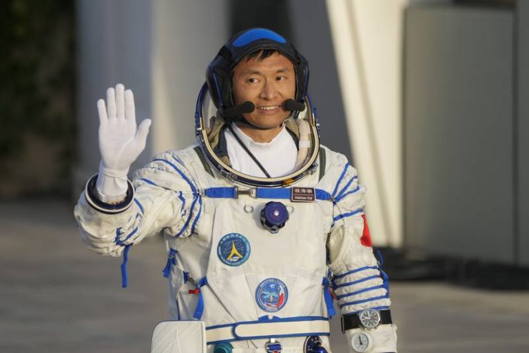 China a trimis în spaţiu primul ei astronaut civil