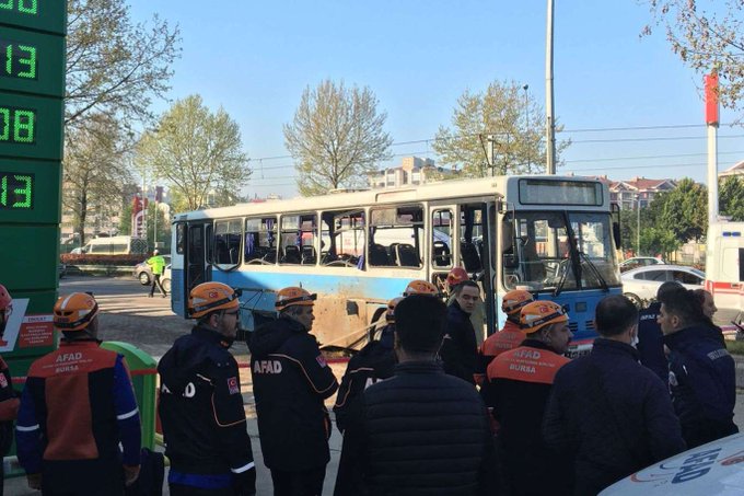 ATAC terorist în Turcia! Un autobuz plin cu gardieni a sărit în aer (FOTO)! Sunt morţi şi răniţi!