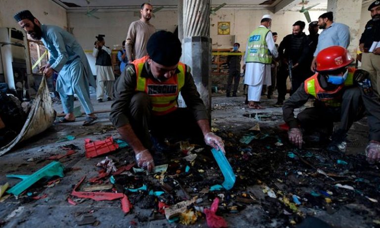 Cel puţin 30 de morţi în explozia de la moscheea din Peshawar