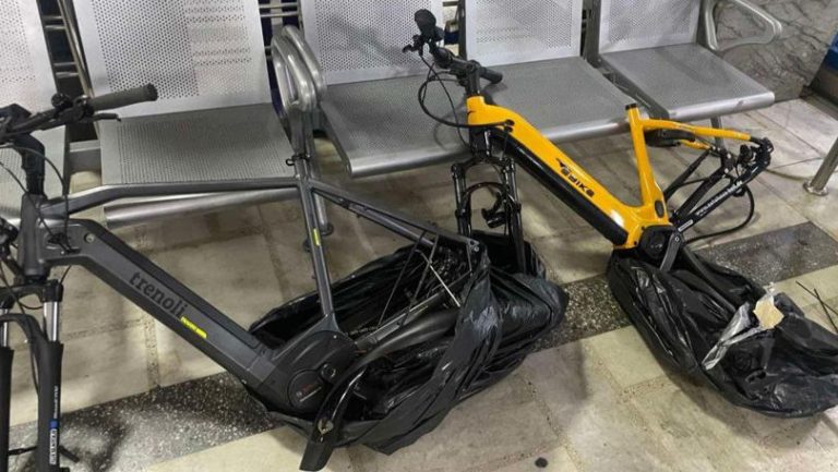 Un moldovean a încercat să intre ilegal în țară cu două biciclete electrice