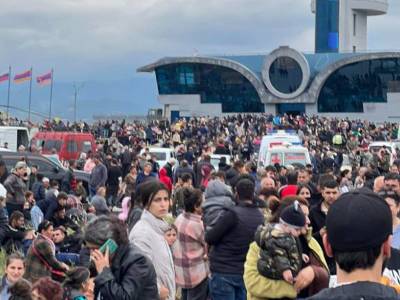 Mii de locuitori din Nagorno-Karabah se îndreaptă spre graniţa cu Armenia