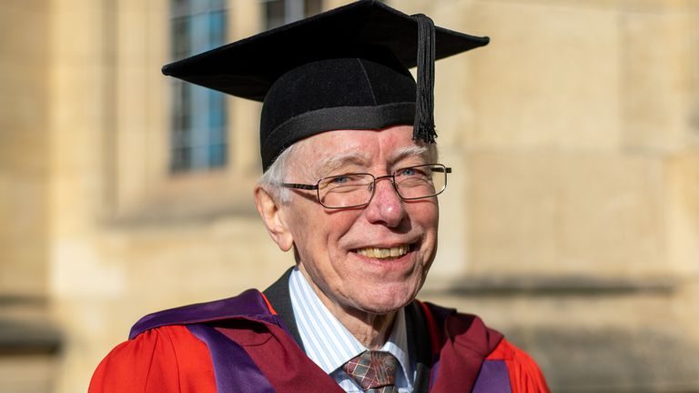 Un student de 76 de ani din Anglia şi-a finalizat doctoratul după 50 de ani