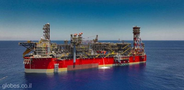Petrolierele ruseşti ocolesc sancţiunile prin transferuri secrete lângă Singapore (Bloomberg)