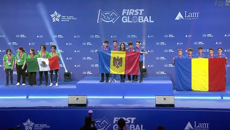 Echipa noastră de robotică a câştigat două medalii la competiţia mondială din Singapore