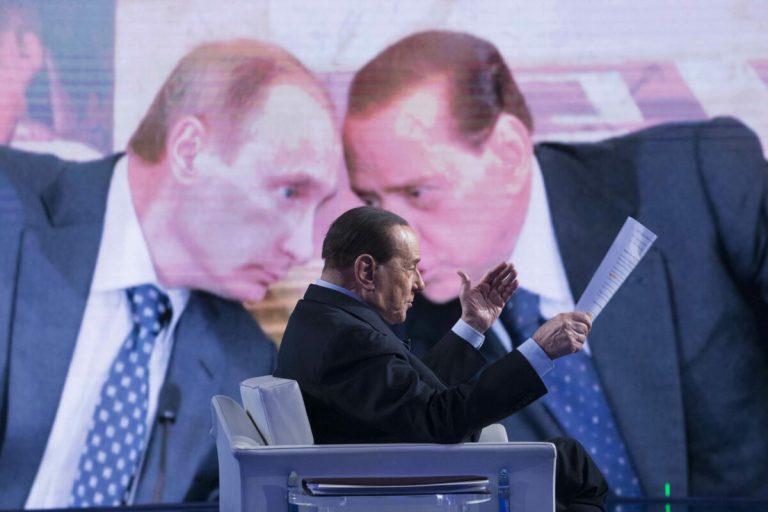Kievul este ‘foc şi pară’ pe Berlusconi: ‘sărută mâinile mânjite de sânge ale lui Putin’