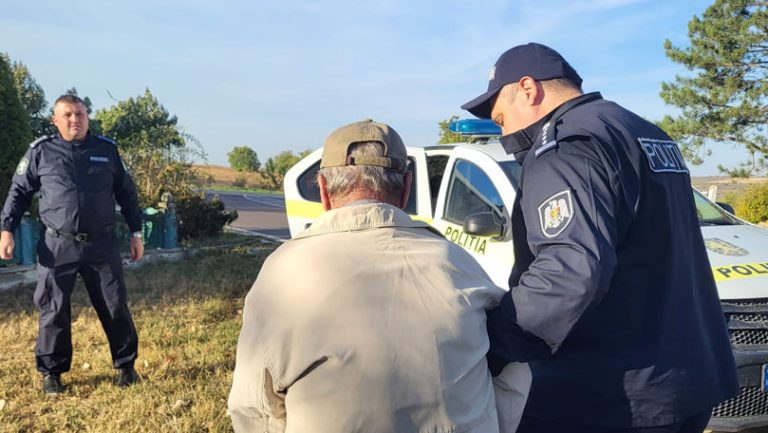 Poliţiştii au salvat de la moarte un bărbat din Suruceni