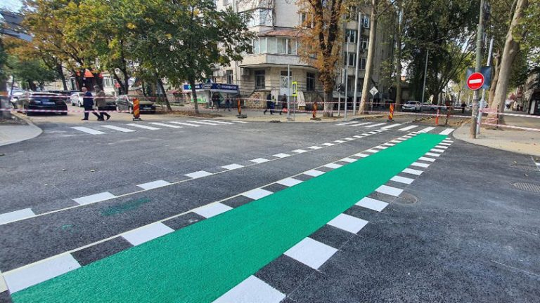 Şoferii din Chișinău sunt încurcaţi de pista pentru bicicliști