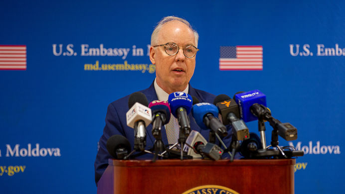 Ambasadorul american la Chişinău: Ajutăm R. Moldova să facă faţă încercărilor ruşilor de a submina instituţiile democratice