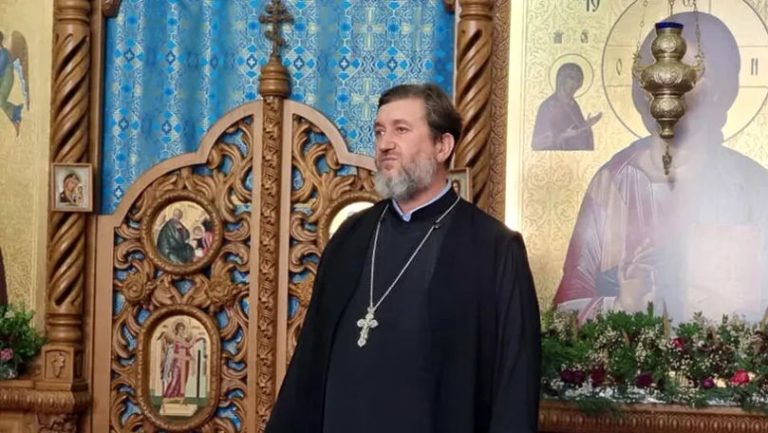 Mitropolia Moldovei l-a înlocuit pe preotul Cazacu la Academia Teologică