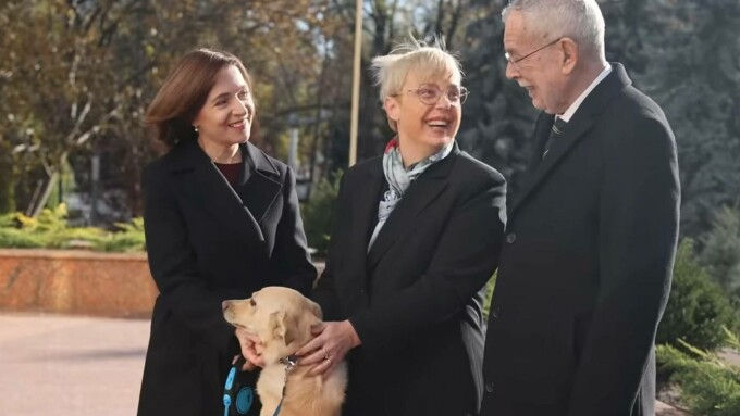 Preşedintele Austriei a făcut pace cu câinele Maiei Sandu