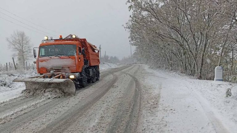 Prima zăpadă în Moldova! Drumarii au ieşit la datorie – VIDEO