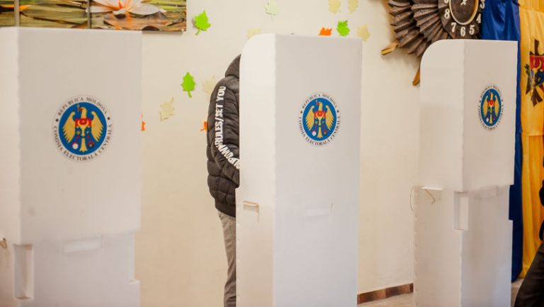 Avantaje și riscuri în cazul organizării alegerilor prezidențiale într-o zi cu referendumul (experti)