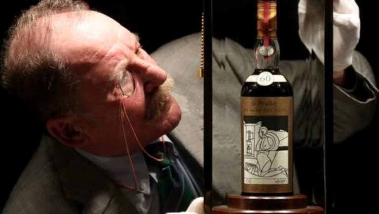 Cea mai scumpă sticlă de whisky din lume a fost vândută la licitație