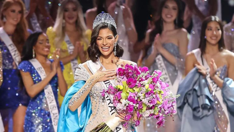 Miss Univers 2023 are 23 de ani și este licențiată în comunicare