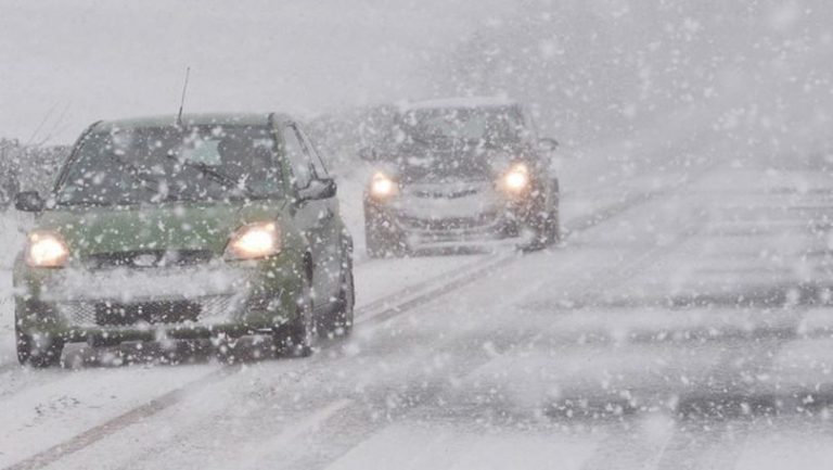 ASD: Mai multe trasee rămân blocate în urma ninsorilor abundente