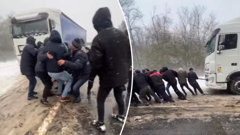 Unde-s mulţi, puterea creşte! O mână de moldoveni a scos un tir din zăpadă