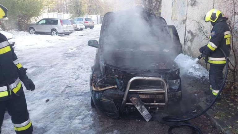 O maşină a luat foc într-o parcare din centrul Capitalei