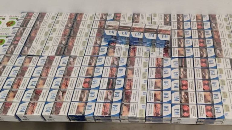Sute de pachete de țigări au fost găsite în bagajul unui străin pe AIC