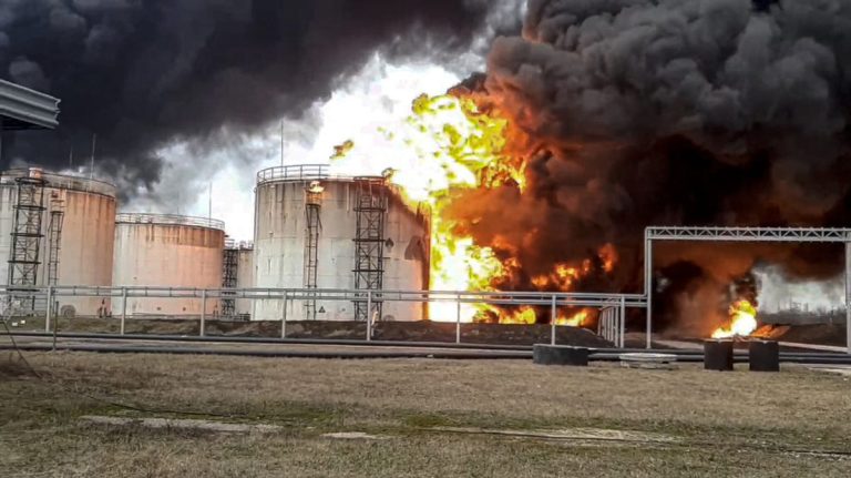 Ucraina a atacat un depozit petrolier din Rusia – VIDEO