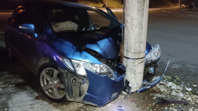 Un șofer a doborât un semafor și s-a oprit în stâlp