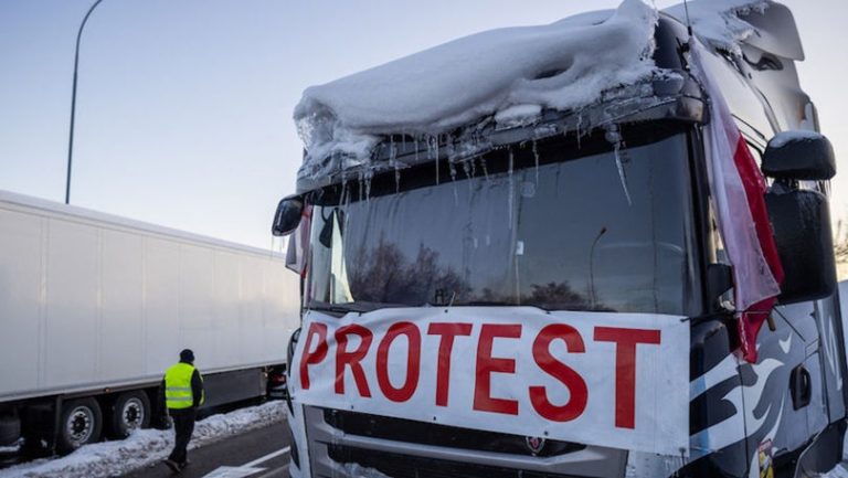 Fermierii polonezi au blocat total frontiera cu Ucraina