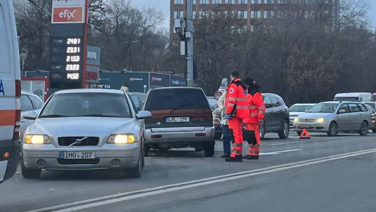 Accident grav în Capitală! O femeie și trei copii au ajuns la spital