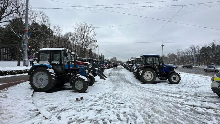 Fermierii renunţă la protest! Își iau tractoarele și pleacă din Capitală