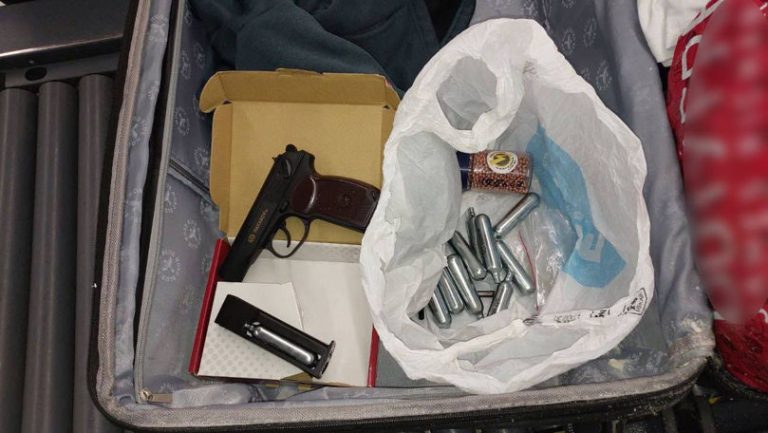 Un israelian a fost prins la aeroport cu un pistol şi muniţie