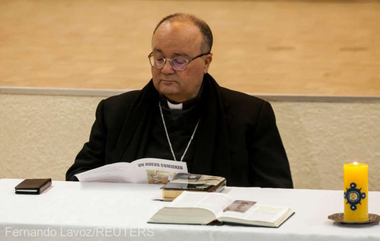 Un înalt oficial al Vaticanului pledează pentru posibilitatea ca preoţii romano-catolici să se căsătorească