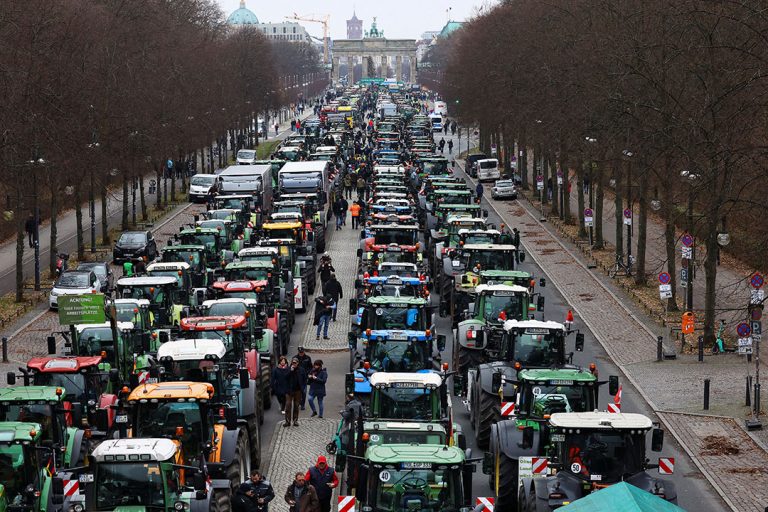 Revolta fermierilor amenință să atragă nemulțumiri, în acest an electoral, în întreaga lume