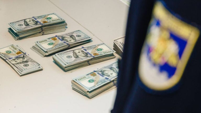 O rusoaică a fost prinsă cu valută nedeclarată pe aeroport