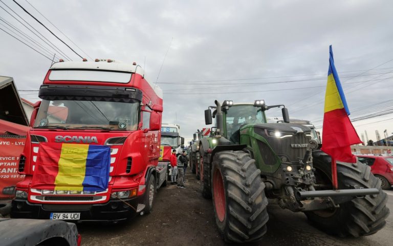 Fermierii români blochează un punct de trecere a frontierei cu Ucraina