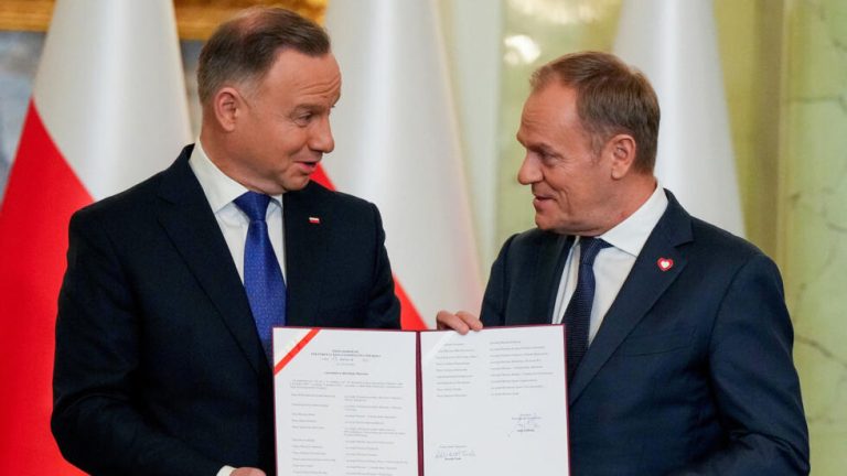 Coabitarea imposibilă dintre Duda și Tusk paralizează Polonia