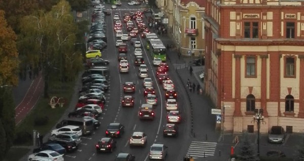 Un celebru oraş istoric din România ar interzice maşinile în weekenduri
