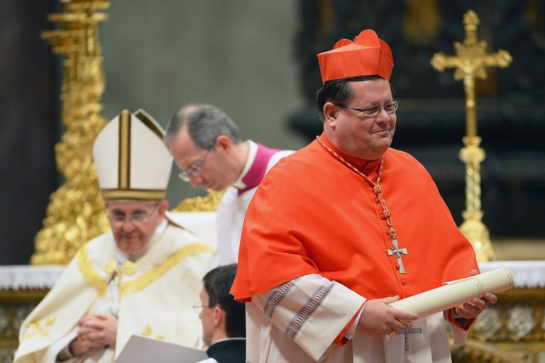 Un cardinal apropiat al papei este acuzat de agresiuni sexuale