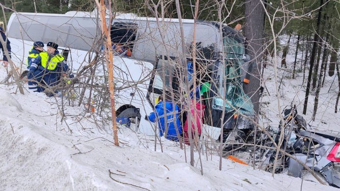 Un autocar plin cu elevi s-a lovit de o maşină în Rusia (FOTO)! Sunt mai mulţi morţi şi răniţi