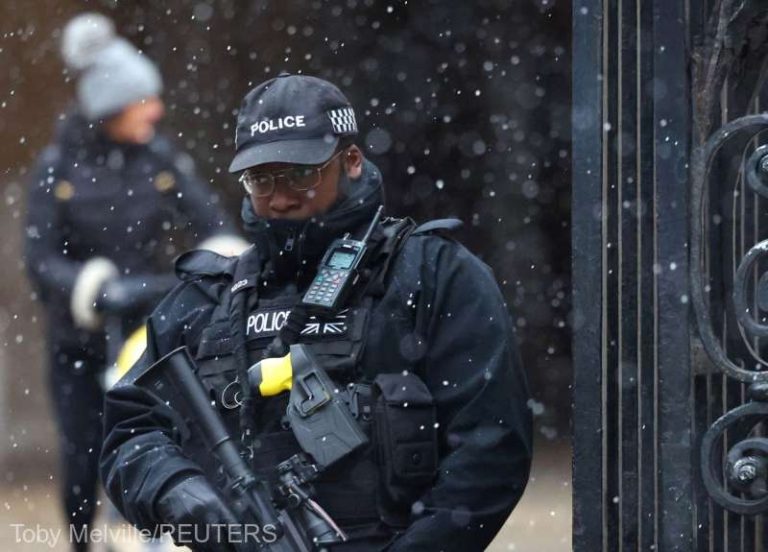 Se întâmplă rar! Poliţia londoneză a UCIS un bărbat care ameninţa trecătorii cu o arbaletă