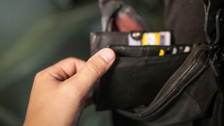 Un copil de 10 ani a furat portofelul unei bătrâne în plină stradă