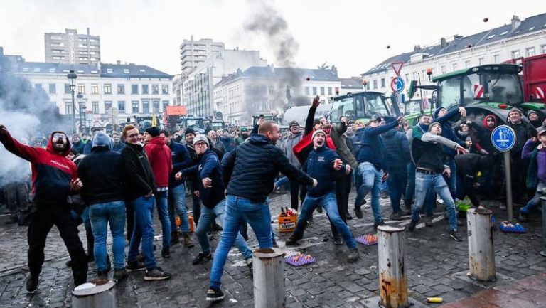 Fermierii au înconjurat sediul Comisiei Europene de la Bruxelles și s-au ciocnit cu polițiștii – VIDEO