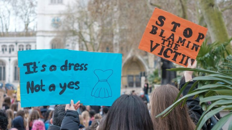Violența împotriva femeilor: UE legiferează, dar se împiedică de viol