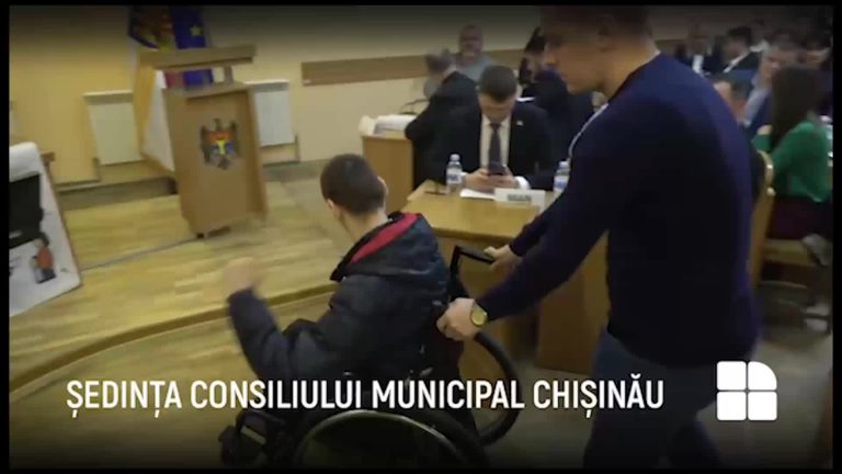 Scene halucinante la şedinţa CMC! Un tânăr cu handicap grav a fost lăsat să se târască pe jos – VIDEO