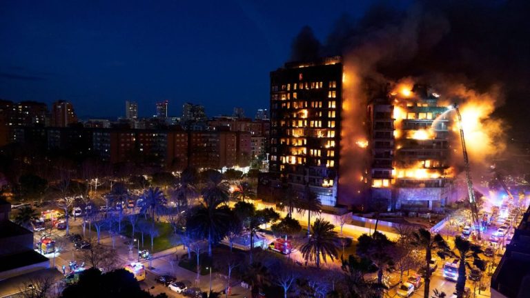 Pompierii încearcă să caute victime în blocul mistuit de foc în Valencia
