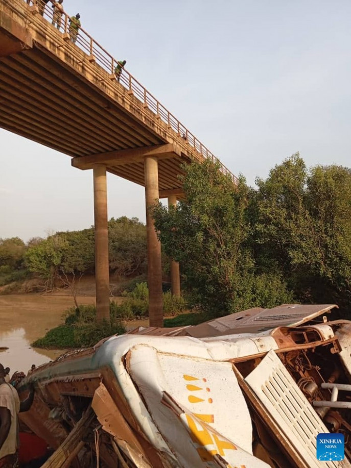 Accident HORROR în Mali! Un autobuz plin cu oameni s-a prăbuşit de pe un pod